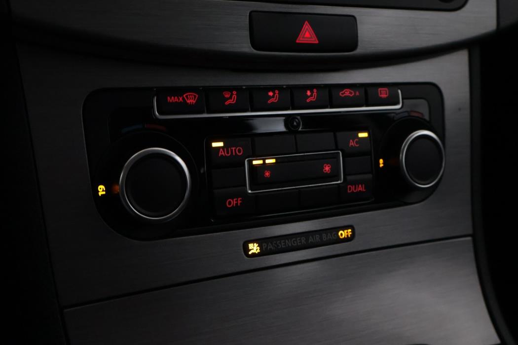 VOLKSWAGEN Passat 2011