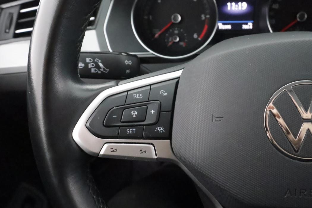 VOLKSWAGEN PASSAT 2023