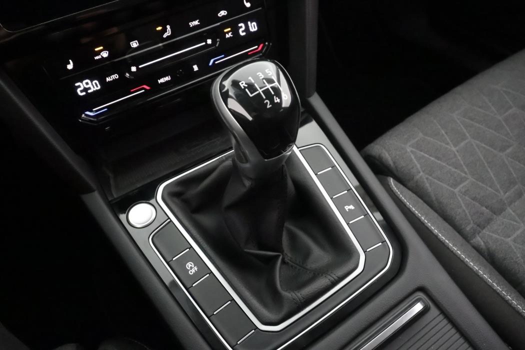 VOLKSWAGEN PASSAT 2023