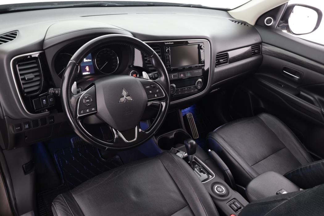 MITSUBISHI Outlander 2016