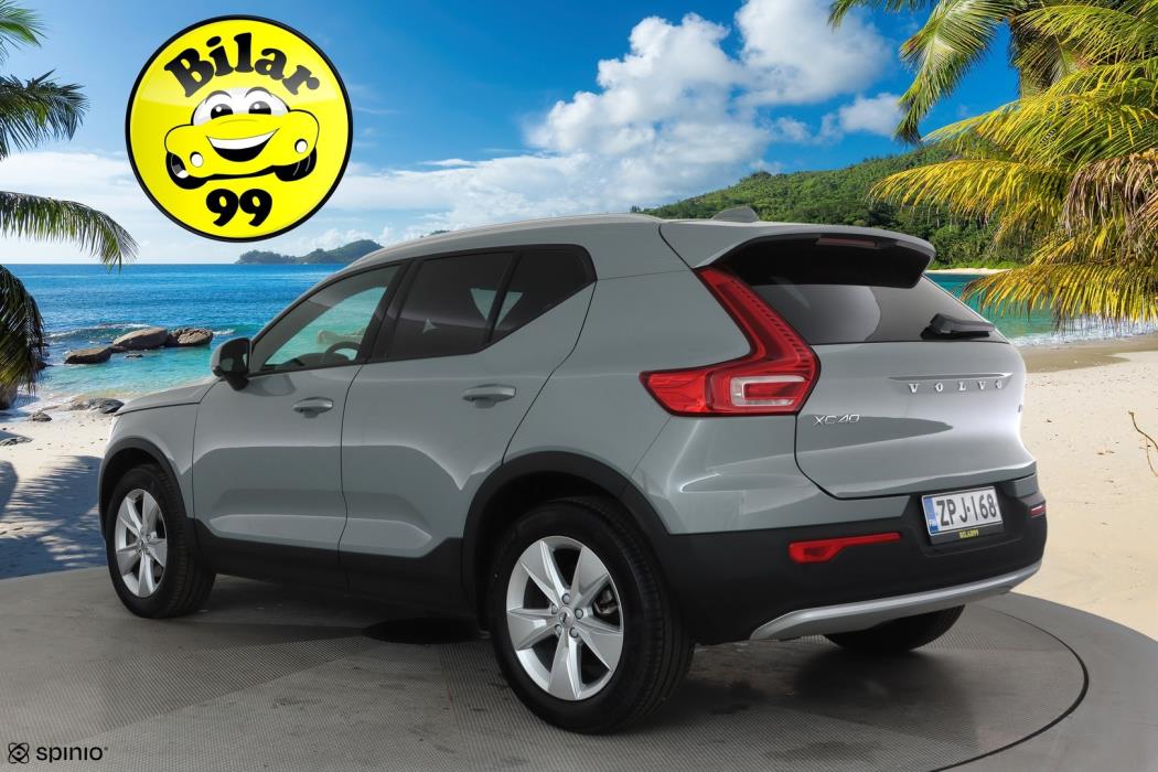 VOLVO XC40 2025