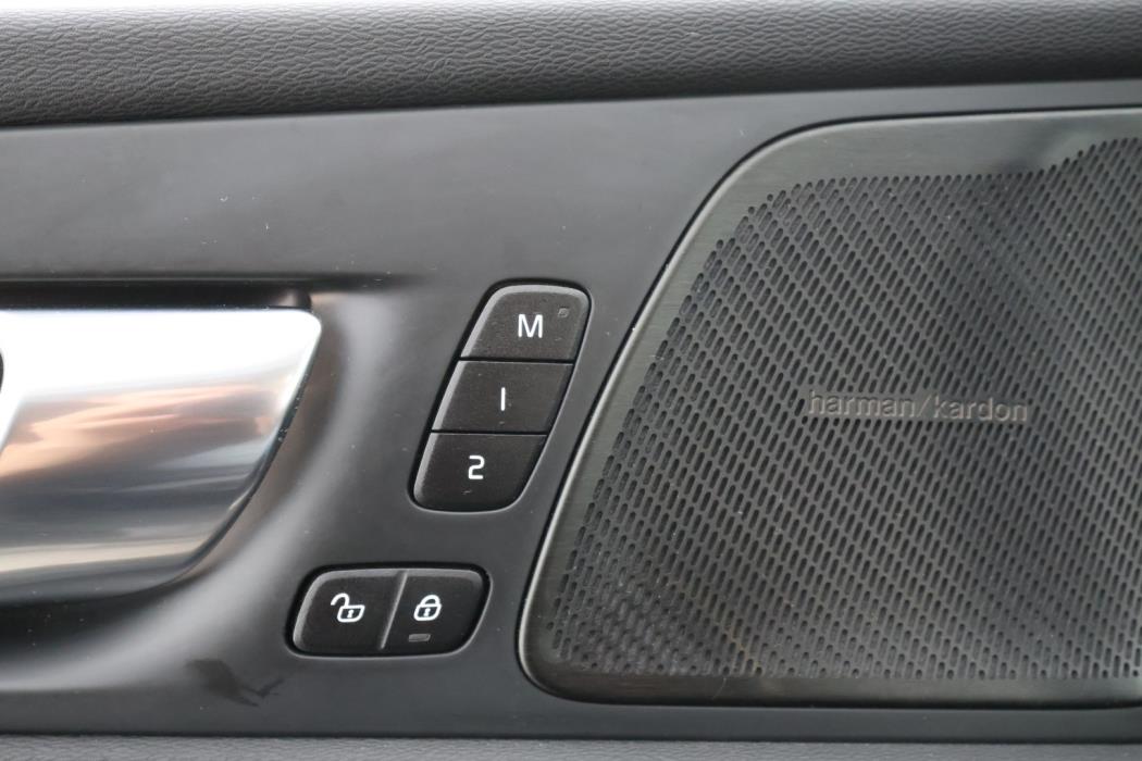 VOLVO XC60 2021
