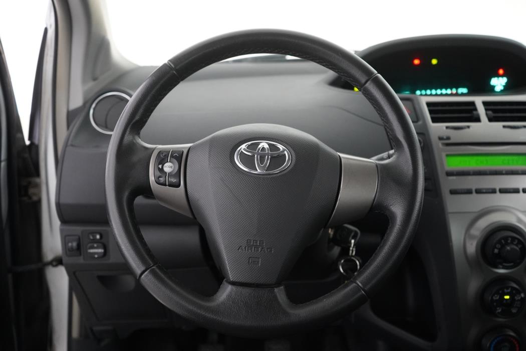 TOYOTA Yaris 2009