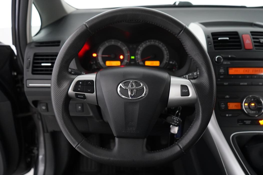 TOYOTA Auris 2012