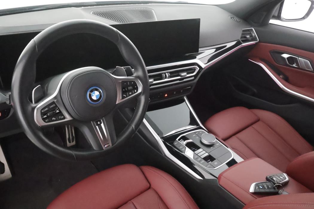 BMW 330 2023