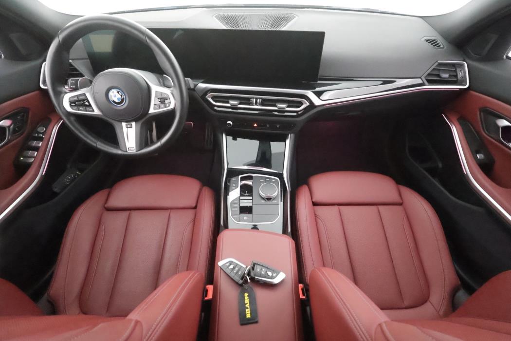 BMW 330 2023