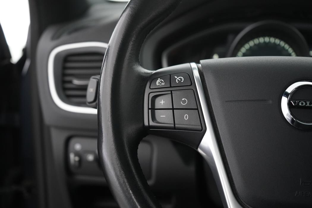 VOLVO V40 2017
