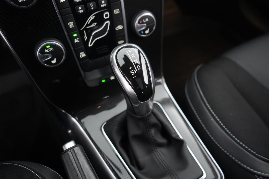 VOLVO V40 2017