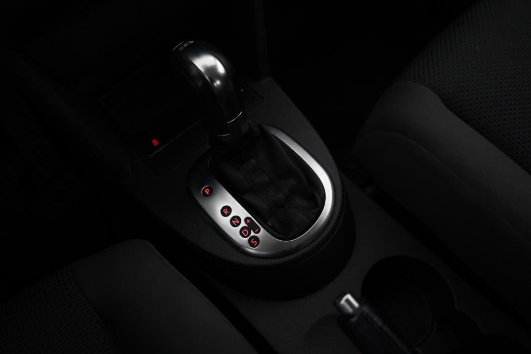 VOLKSWAGEN Touran 2012