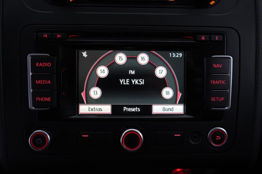 VOLKSWAGEN Touran 2012