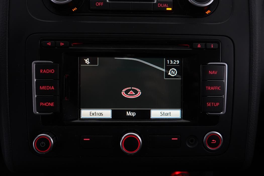 VOLKSWAGEN Touran 2012