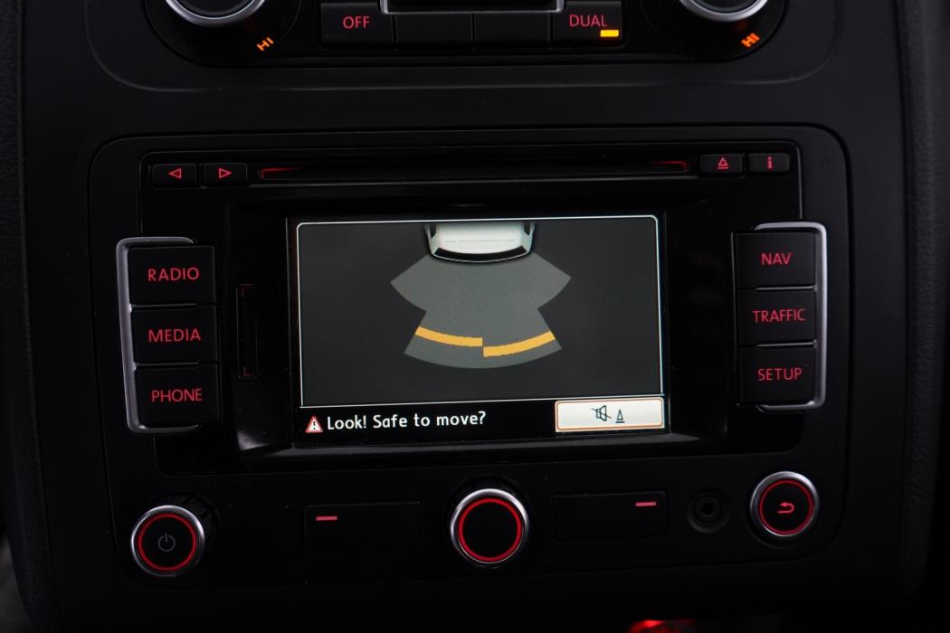 VOLKSWAGEN Touran 2012