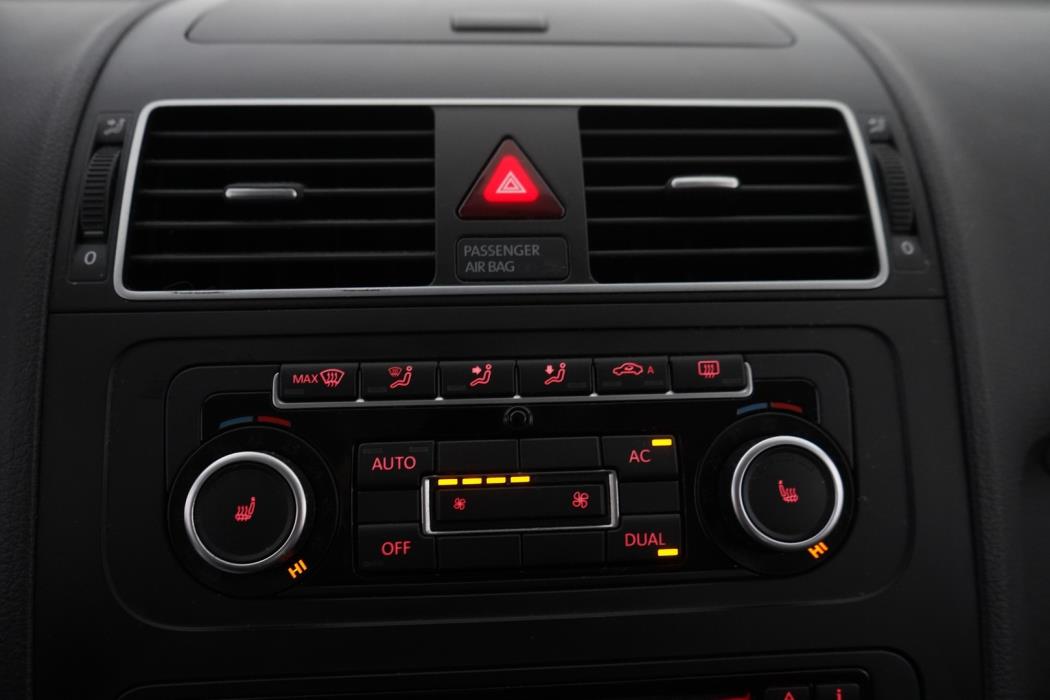 VOLKSWAGEN Touran 2012