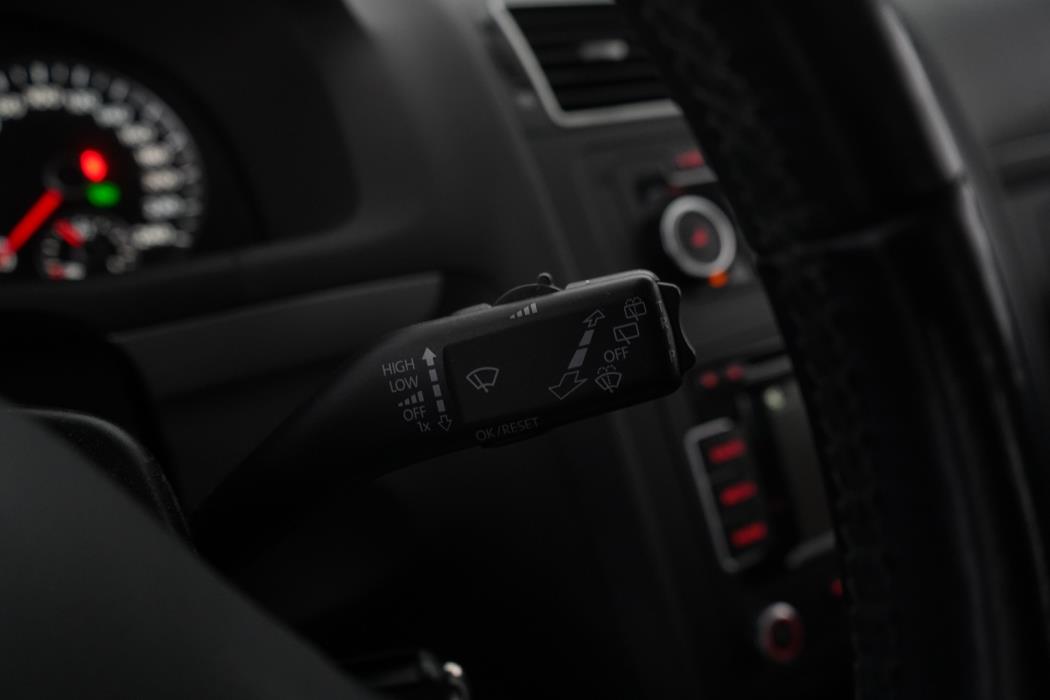 VOLKSWAGEN Touran 2012