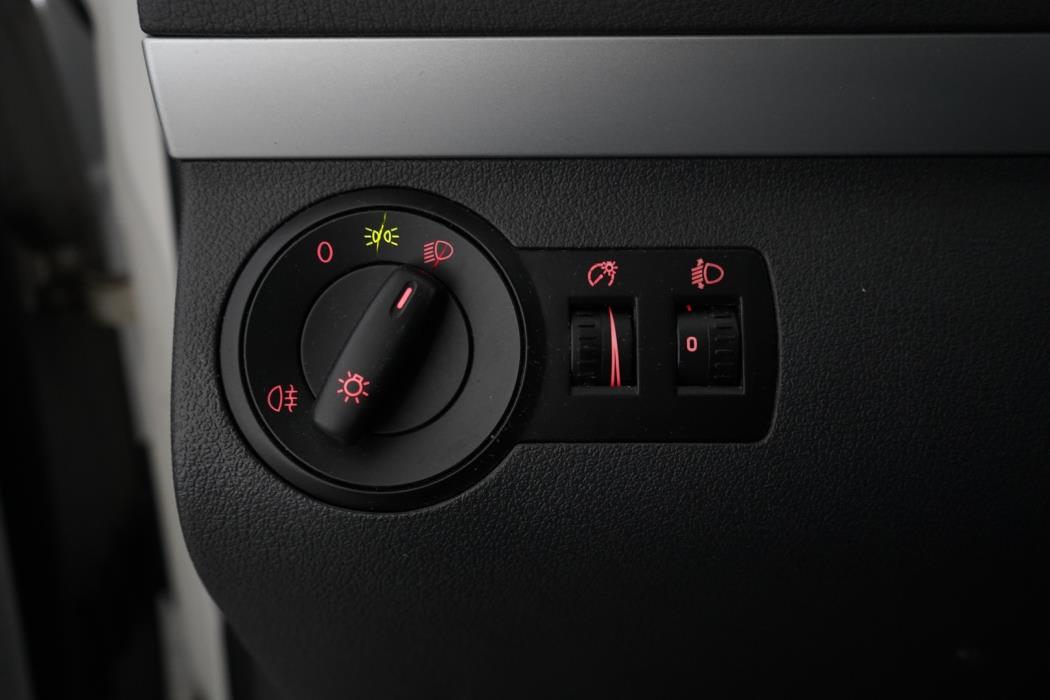 VOLKSWAGEN Touran 2012