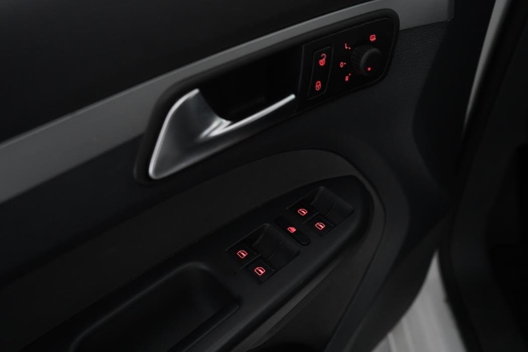 VOLKSWAGEN Touran 2012