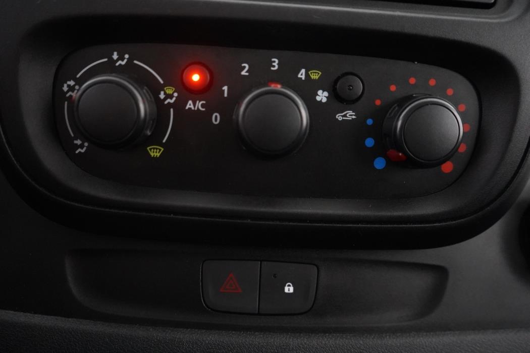 NISSAN NV300 2018