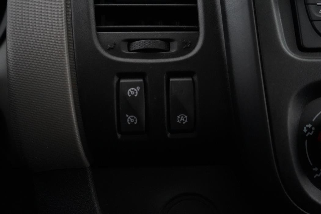 NISSAN NV300 2018