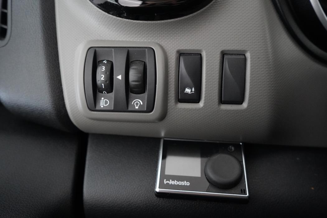 NISSAN NV300 2018
