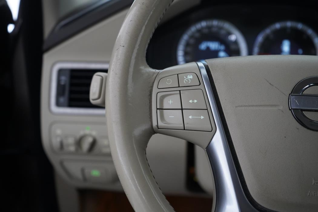 VOLVO XC70 2011