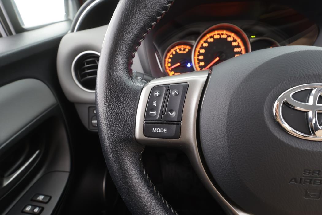 TOYOTA Yaris 2016