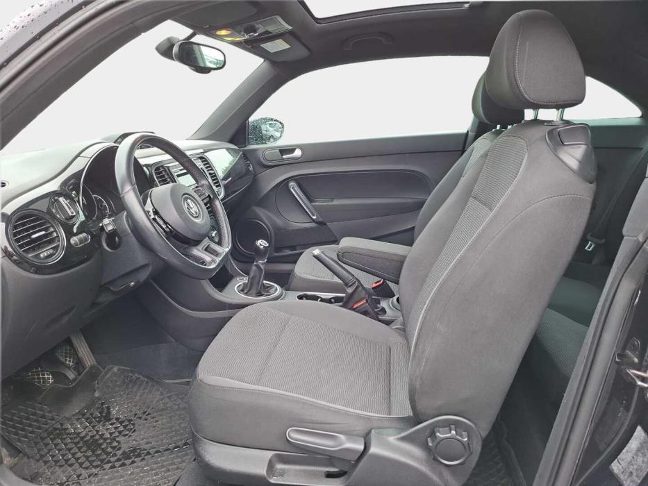 VOLKSWAGEN Beetle 2012
