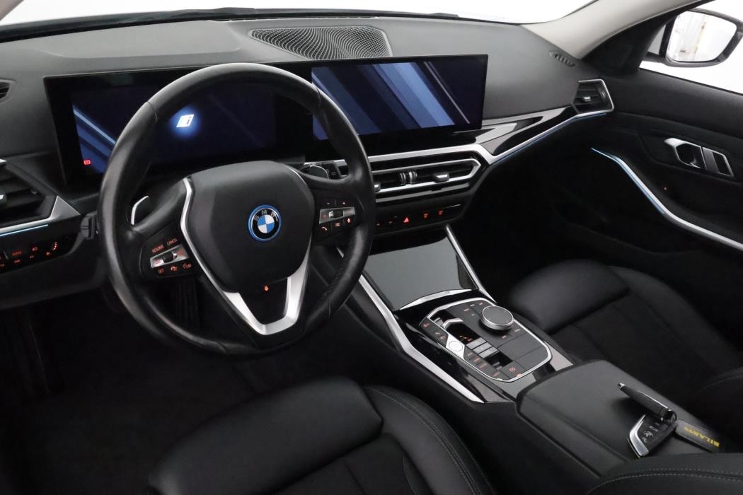 BMW 330 2023