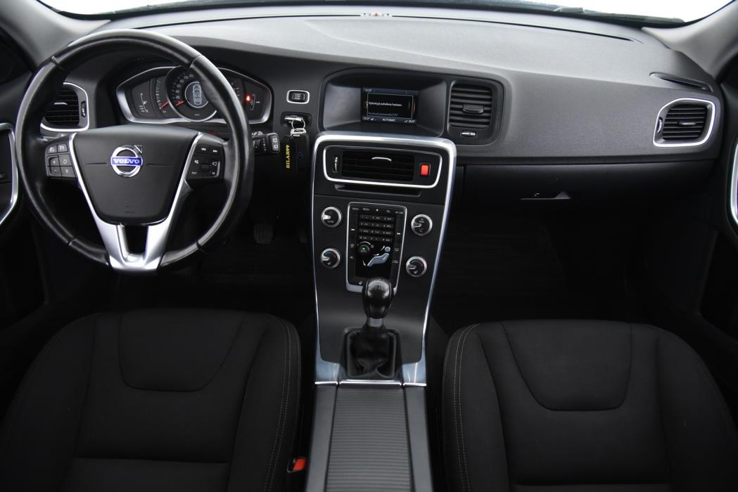 VOLVO V60 2015