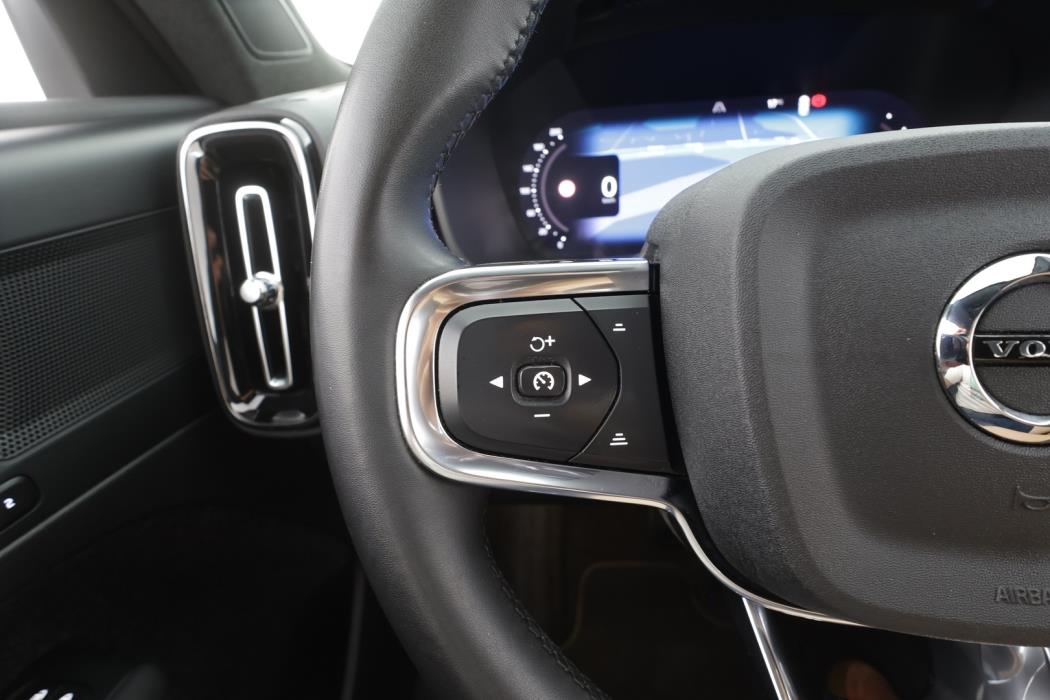 VOLVO XC40 2023