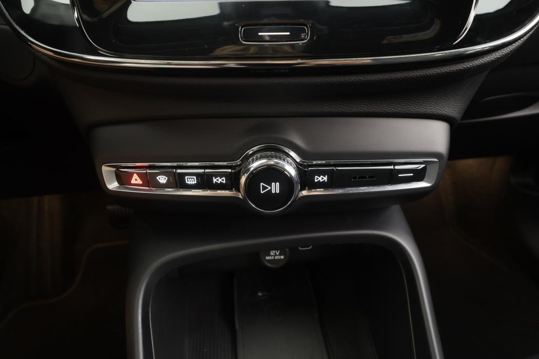 VOLVO XC40 2023