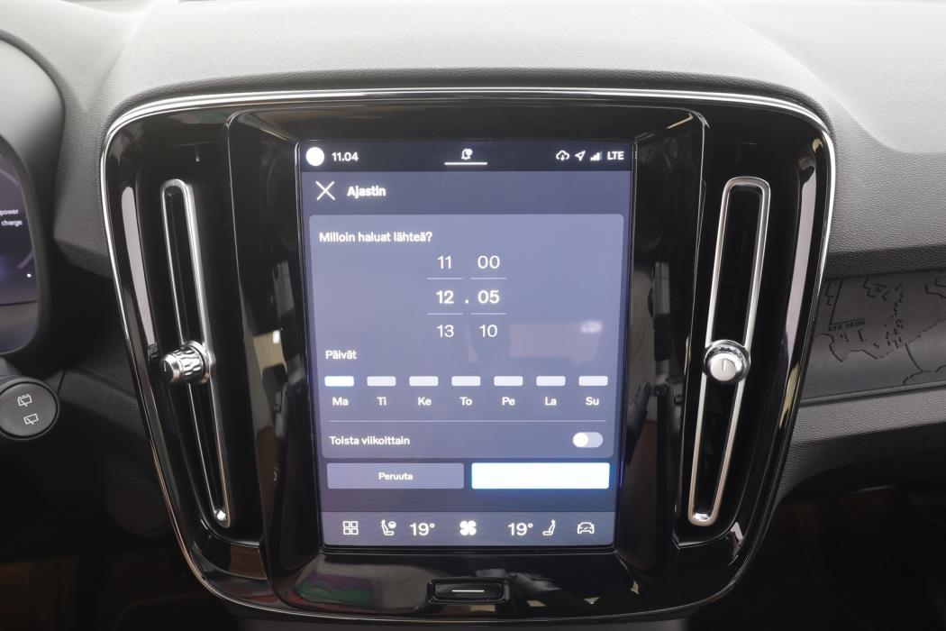 VOLVO XC40 2023