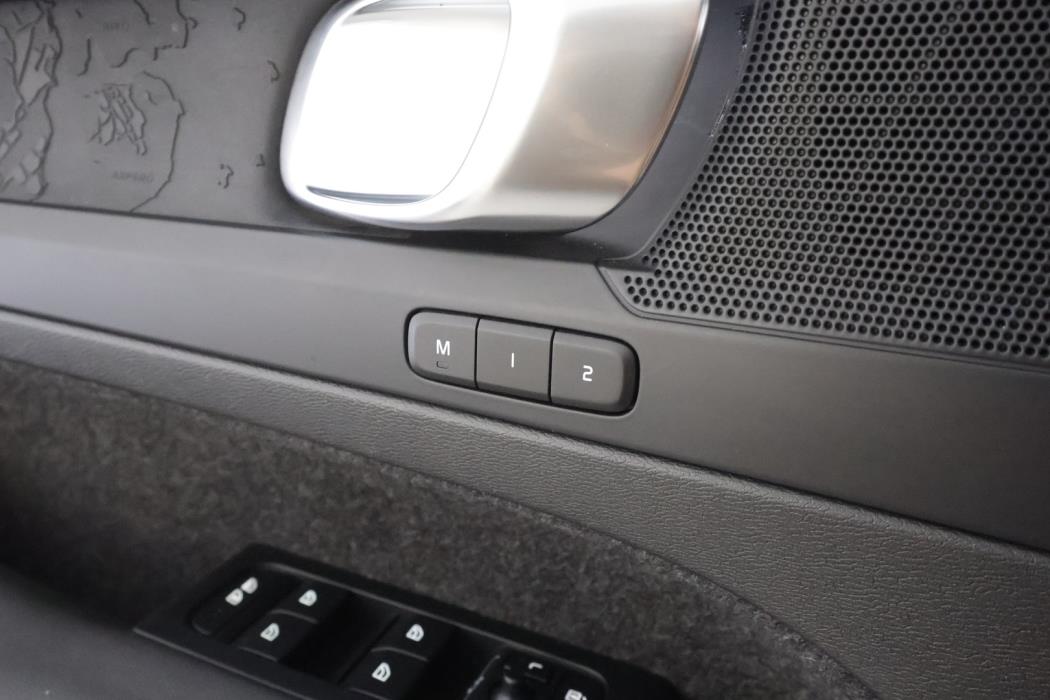 VOLVO XC40 2023