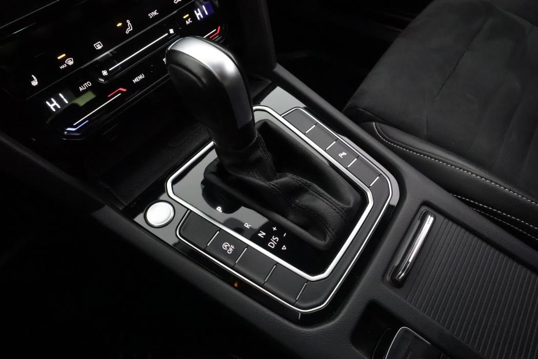 VOLKSWAGEN PASSAT 2023