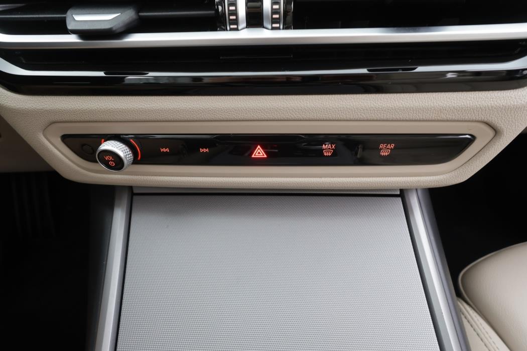 BMW 318 2023