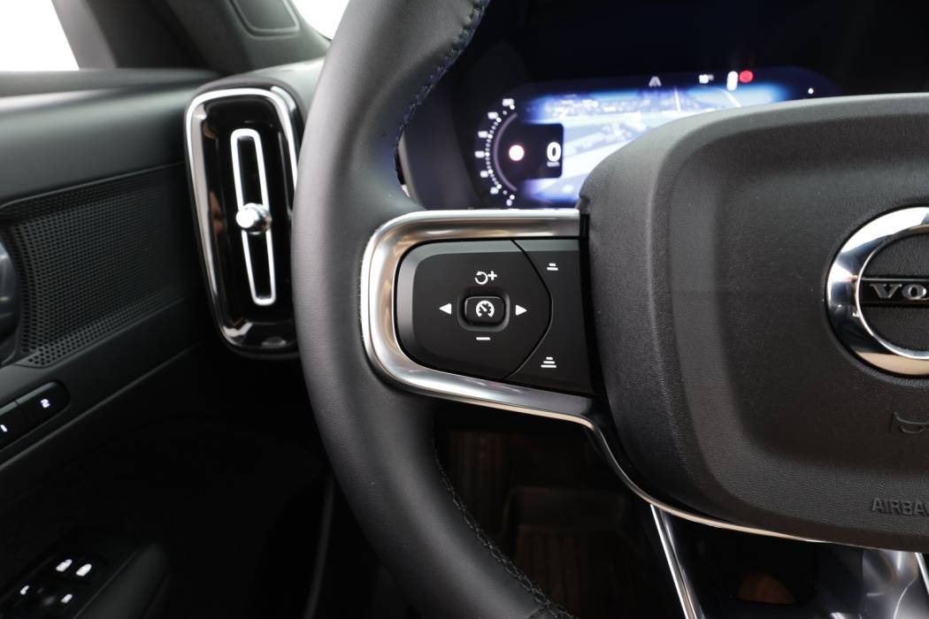 VOLVO XC40 2023