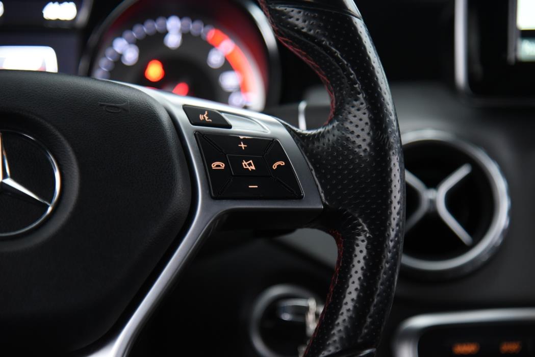 MERCEDES-BENZ GLA 2015