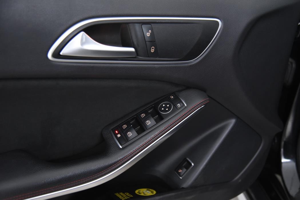 MERCEDES-BENZ GLA 2015