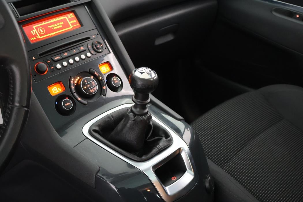 PEUGEOT 5008 2015