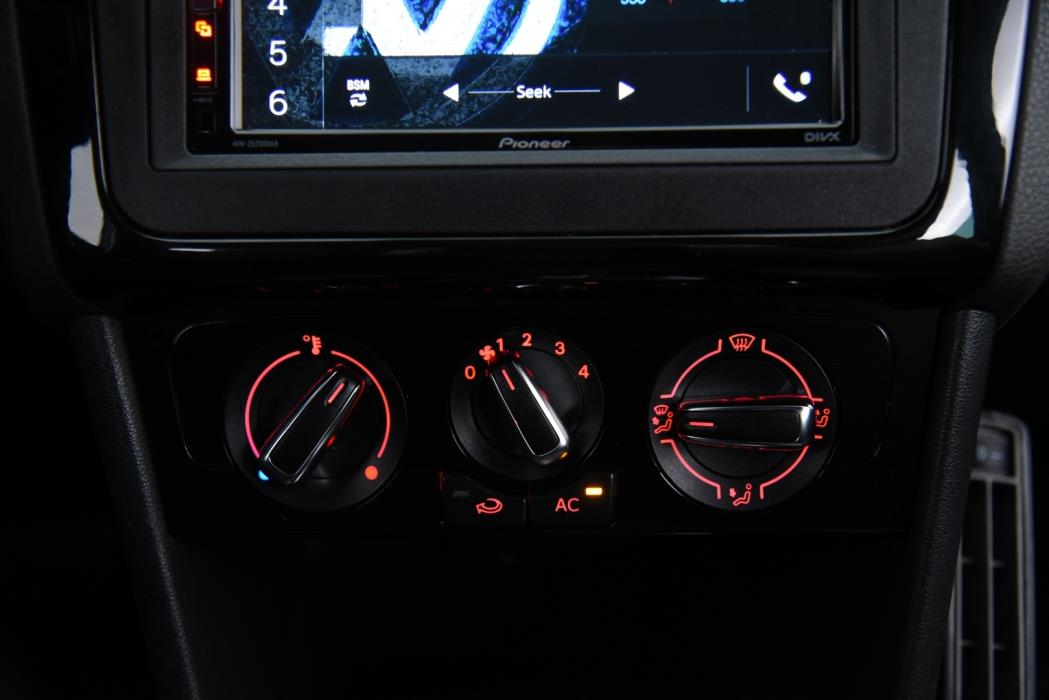 VOLKSWAGEN Polo 2013