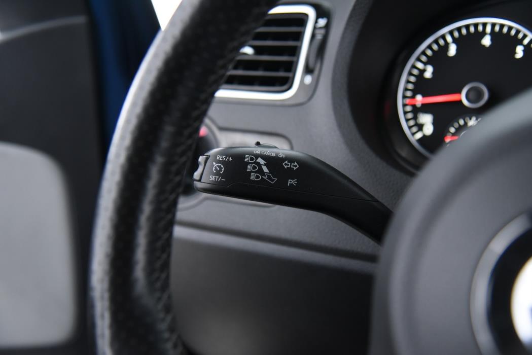 VOLKSWAGEN Polo 2013