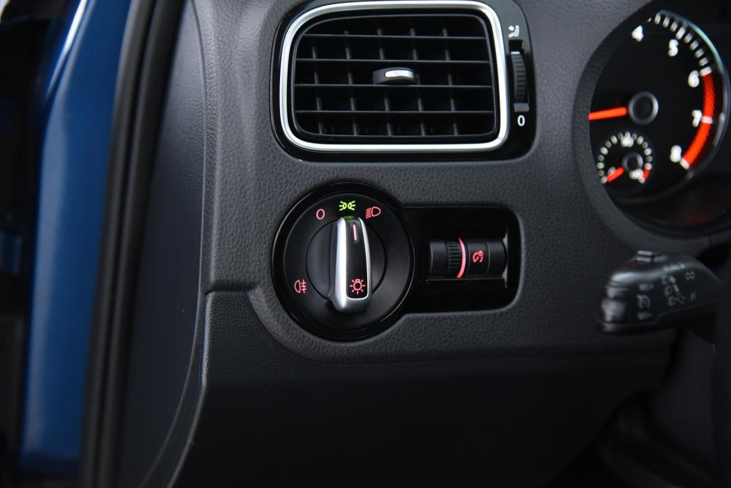 VOLKSWAGEN Polo 2013