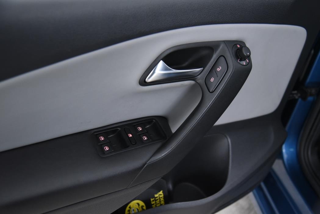 VOLKSWAGEN Polo 2013