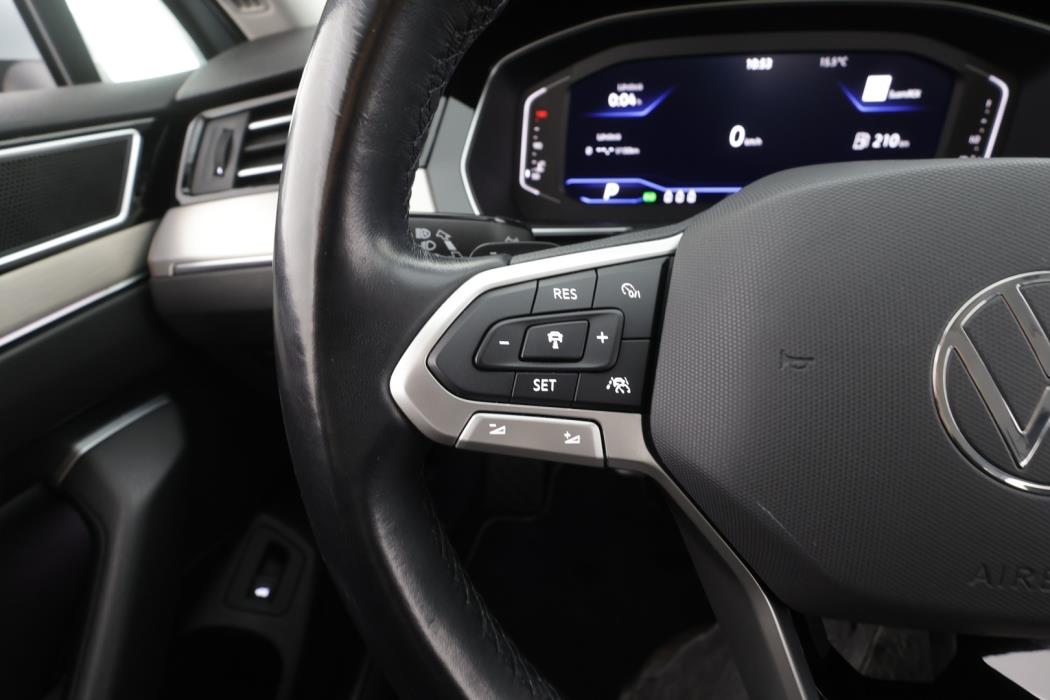 VOLKSWAGEN Passat 2022