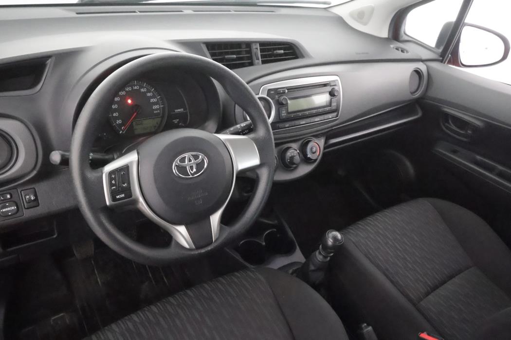 TOYOTA Yaris 2015