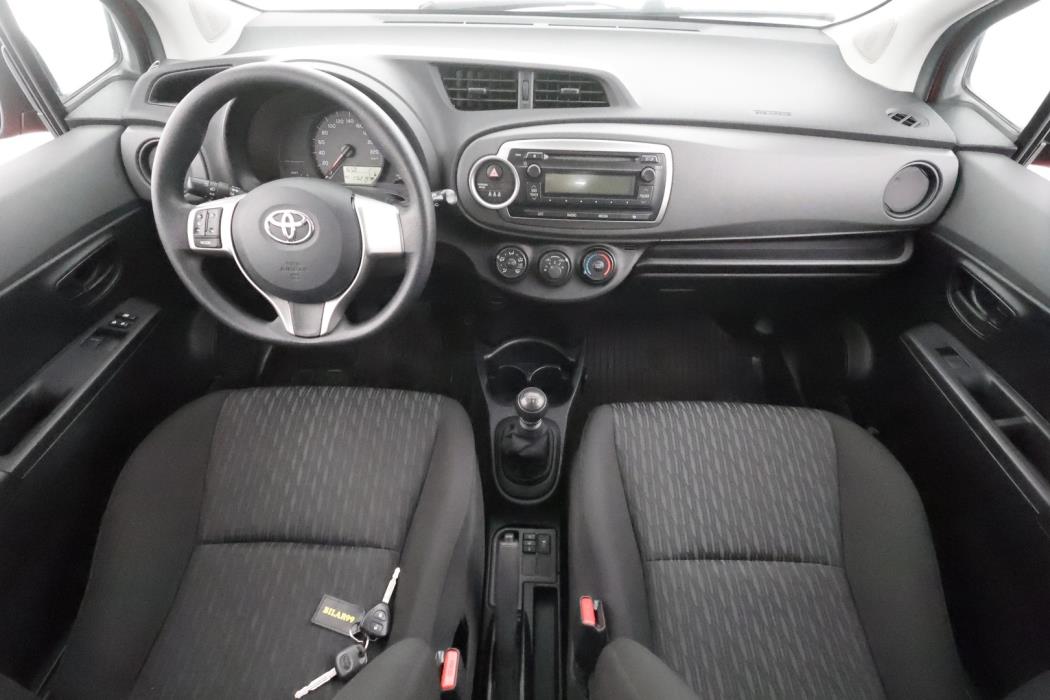 TOYOTA Yaris 2015