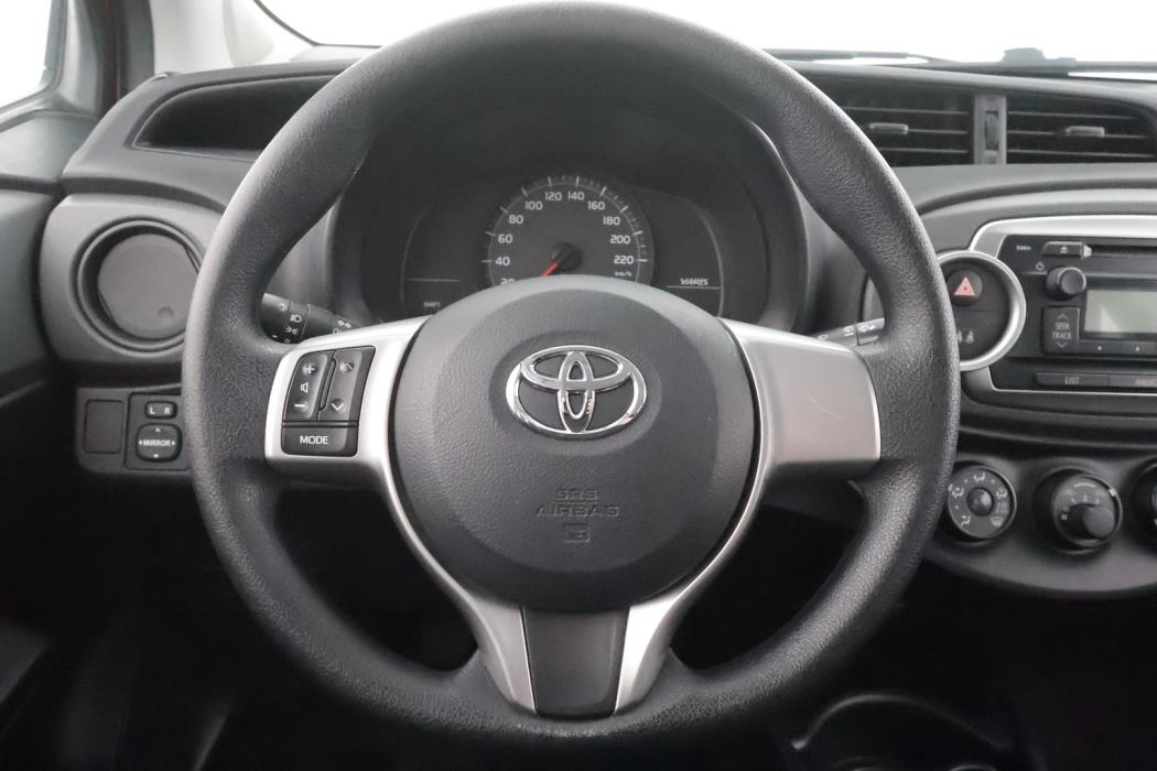 TOYOTA Yaris 2015