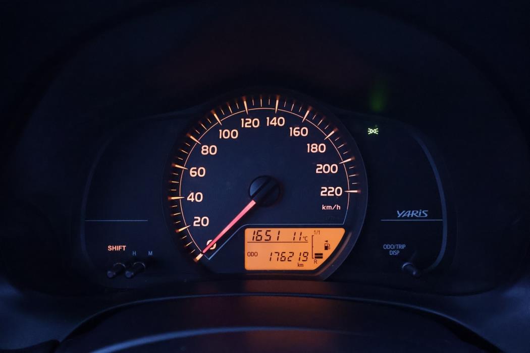 TOYOTA Yaris 2015