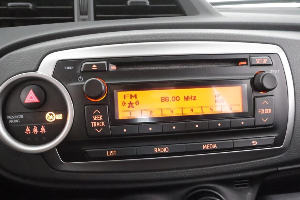 TOYOTA Yaris 2015