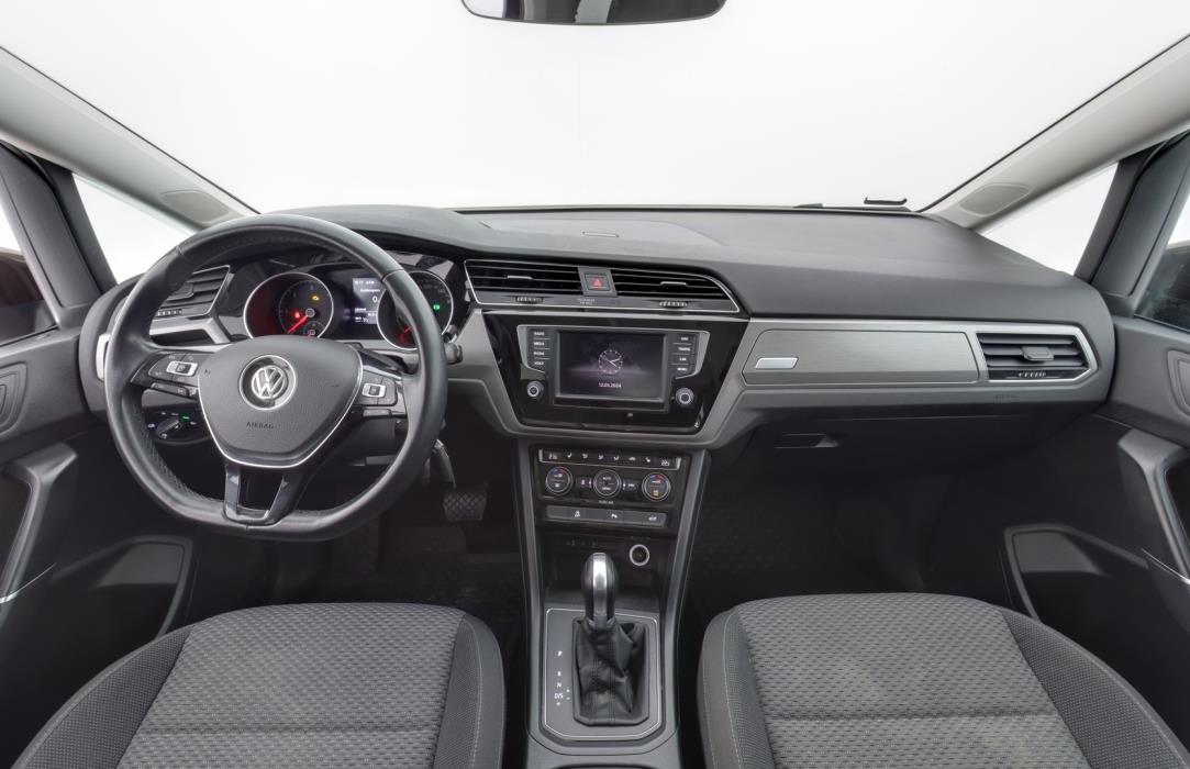 VOLKSWAGEN Touran 2016