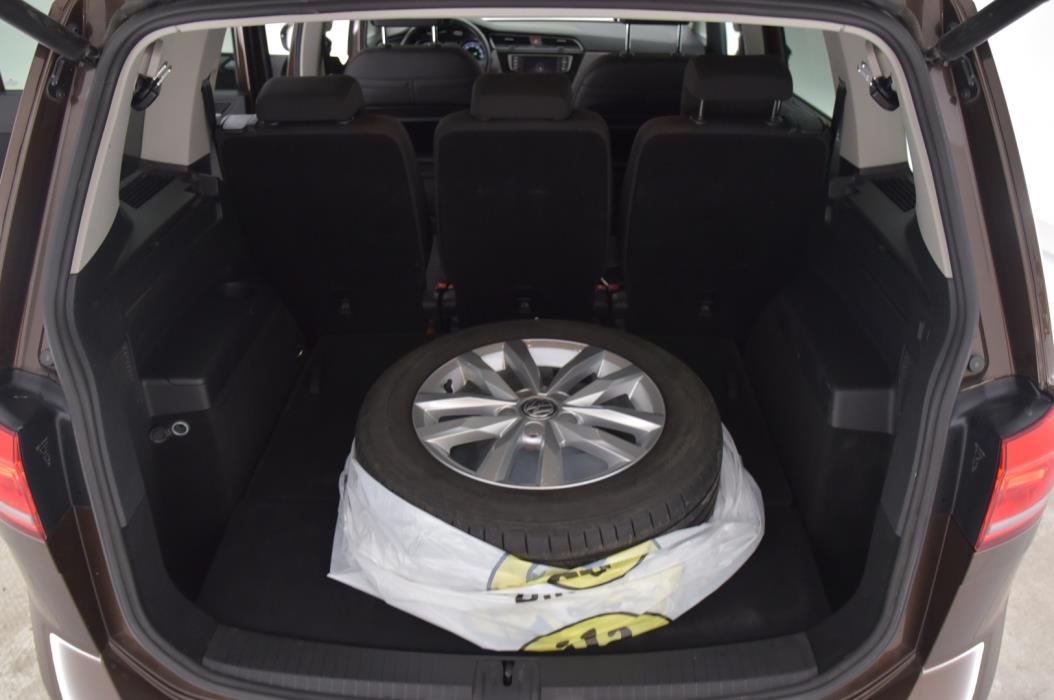 VOLKSWAGEN Touran 2016